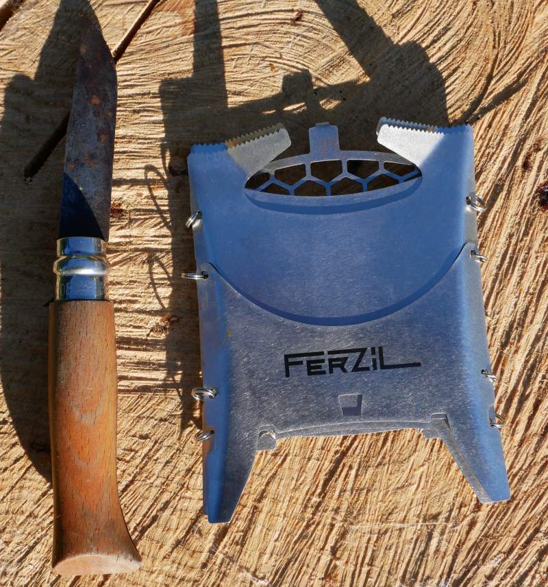 ferzil avec un couteau